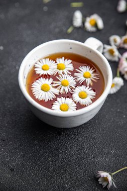 Çay, papatya çayı, yemek, atıştırmalık. Masanın üzerinde fotokopi, arka plan, kır manzarası.