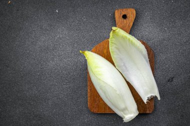 chicory ham meyve tomurcukları taç yaprakları yemek aperatifleri masa üzerinde fotokopi uzay yiyecek arka plan kırsal üst görünüm