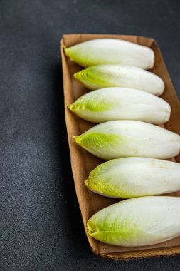 chicory ham meyve tomurcukları taç yaprakları yemek aperatifleri masa üzerinde fotokopi uzay yiyecek arka plan kırsal üst görünüm