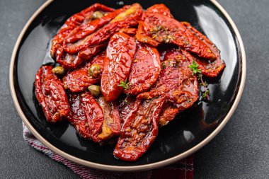 Domates güneşi sebzeleri kuruttu. Sağlıklı atıştırmalıklar. Fotokopi masasında.