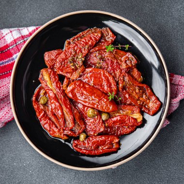 Domates güneşi sebzeleri kuruttu. Sağlıklı atıştırmalıklar. Fotokopi masasında.