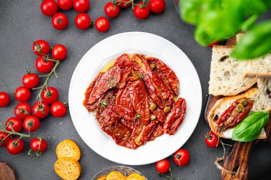 Domates güneşi sebzeleri kuruttu. Sağlıklı atıştırmalıklar. Fotokopi masasında.