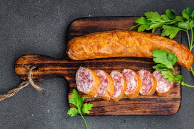 Montbeliard sosis et domuz eti, sığır eti taze, kolajen kaplama sosis aperatifi masa üzerinde fotokopi alanı arka plan kırsal üst görünüm