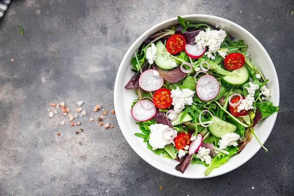 サラダチーズグリーンは野菜大根 トマト キュウリ食事テーブルの上のスナックコピースペースフード背景素朴なトップビュー — ストック写真