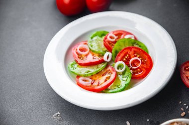 Taze sebze salatası, kırmızı domates ve yeşil domates. Sağlıklı yemek. Fotokopi.