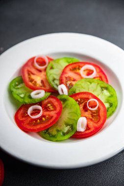 Taze sebze salatası, kırmızı domates ve yeşil domates. Sağlıklı yemek. Fotokopi.