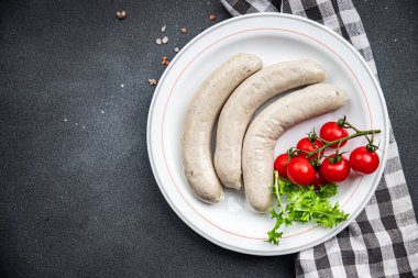 Çiğ beyaz sosis weisswurst dana eti, domuz eti, domuz yağı, baharat masada doğal yemek atıştırmalığı fotokopi çekilen uzay yiyecekleri arka plan kırsal manzarası