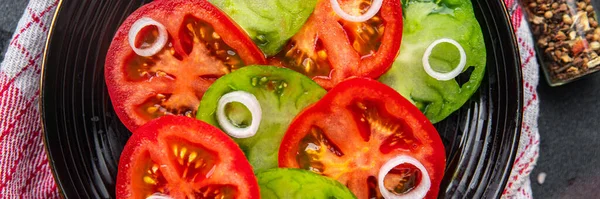 新鮮な野菜サラダ赤トマトと緑のトマト料理健康的な食事テーブルの上にスナックコピースペースの食べ物の背景素朴なトップビューケトやパレオダイエット野菜ビーガンやベジタリアンフード — ストック写真