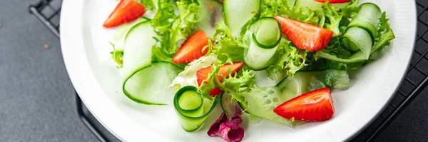 Salada Pepino Morango Alface Refeição Saudável Lanche Mesa Cópia Espaço — Fotografia de Stock