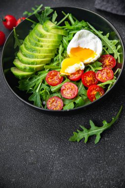 avokado salatası haşlanmış yumurta, roka, domates, yeşil salata masada sağlıklı yemek atıştırmalığı bırakır. Arka plan fotokopi, arka plan, kırsal üst görüş, vejetaryen diyet vejetaryen veya vejetaryen yemeği.