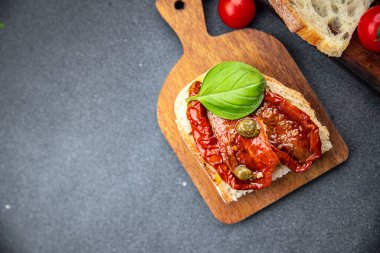 bruschetta domates kurutulmuş abur cubur masada fotokopi alanı arka plan kırsal üst görünüm