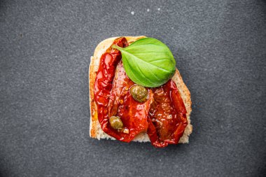 bruschetta domates kurutulmuş abur cubur masada fotokopi alanı arka plan kırsal üst görünüm