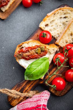 bruschetta domates kurutulmuş abur cubur masada fotokopi alanı arka plan kırsal üst görünüm