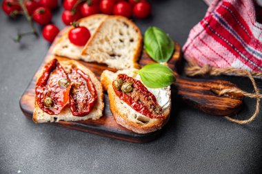 bruschetta domates kurutulmuş abur cubur masada fotokopi alanı arka plan kırsal üst görünüm