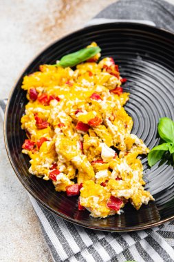 Kırmızı biberli yumurta, kırmızı biber sağlıklı yemek atıştırmalıkları fotokopi masasında. Arka plan yiyecek kırsal manzarası.