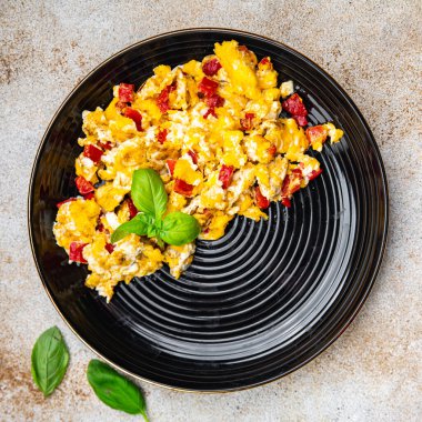 Kırmızı biberli yumurta, kırmızı biber sağlıklı yemek atıştırmalıkları fotokopi masasında. Arka plan yiyecek kırsal manzarası.