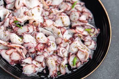 ahtapot carpaccio salatası deniz ürünleri terbiye edilmiş baharatlı yemek abur cuburu fotokopi masasında.