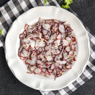 ahtapot carpaccio salatası deniz ürünleri terbiye edilmiş baharatlı yemek abur cuburu fotokopi masasında.