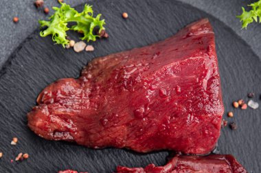 Sığır eti taze dana eti. Yemek atıştırmalığı. Fotokopi masasında. 