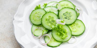Salatalık salatası taze sebze yemeği. Masada atıştırmalık. Fotokopi alanı arka plan yiyecek.