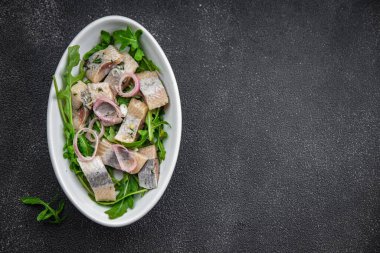 Ringa parçaları turşulu soğan, yeşil roka masada yemek atıştırmalıkları fotokopi uzayı arka plan kırsal manzaralı peskataryen diyet