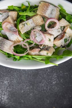 Ringa parçaları turşulu soğan, yeşil roka masada yemek atıştırmalıkları fotokopi uzayı arka plan kırsal manzaralı peskataryen diyet