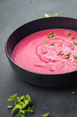 Pancar kremalı pancar pancarı, pırasa, patates. Masada sağlıklı yemek atıştırmalıkları. Arka plandaki yiyeceklerin fotokopisi.