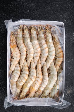 Karides gambası çiğ donmuş deniz ürünleri karides yemek atıştırmalık pekataryan diyeti masada fotokopi uzay gıda arka plan kırsal üst görünüm 