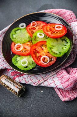 Domates salatası, kırmızı ve yeşil sebze. Sağlıklı yemek. Fotokopi masasında. 