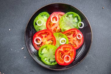 Domates salatası, kırmızı ve yeşil sebze. Sağlıklı yemek. Fotokopi masasında. 