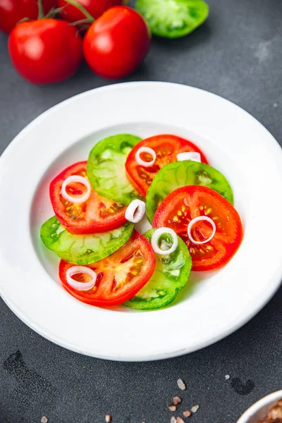 Ensalada Tomate Plato Verduras Rojas Verdes Comida Saludable Snack Mesa — Foto de Stock