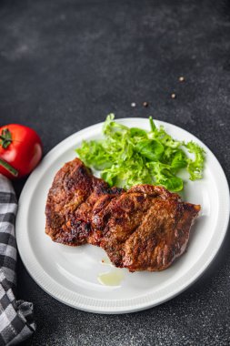 Masada domuz eti kızartması. Arka plandaki uzay yiyeceklerinin fotokopisi.