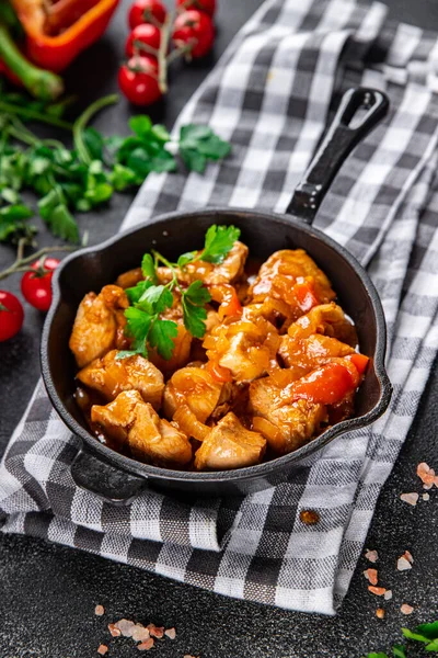 Csirke Hús Fűszeres Paradicsom Mártással Étel Snack Asztalon Másolni Tér — Stock Fotó