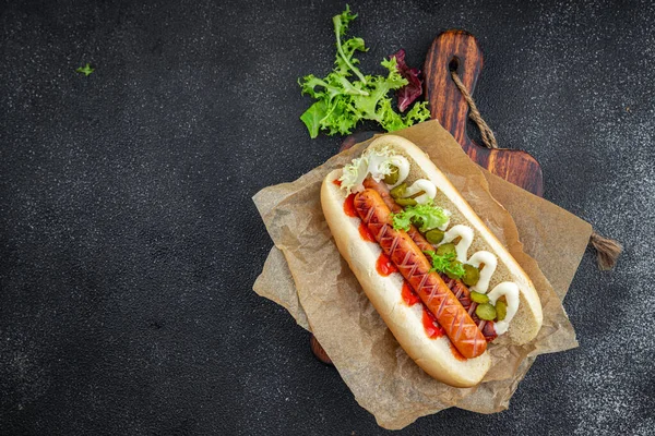 Panino Hot Dog Panino Salsiccia Cetriolino Ketchup Maionese Pasto Fast — Foto Stock