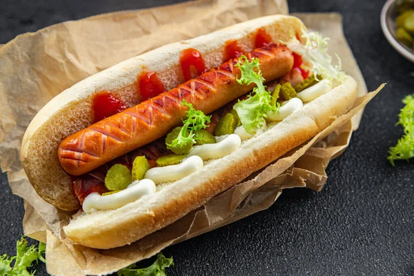 Panino Hot Dog Panino Salsiccia Cetriolino Ketchup Maionese Pasto Fast — Foto Stock