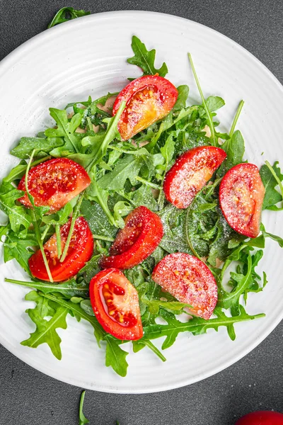 Bord Van Salade Tomaat Arugula Geraspte Kaas Olijfolie Gezonde Maaltijd — Stockfoto