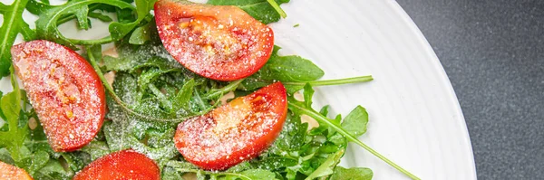 Plate Salad Tomato Arugula Grated Cheese Olive Oil Healthy Meal — Stock Photo, Image