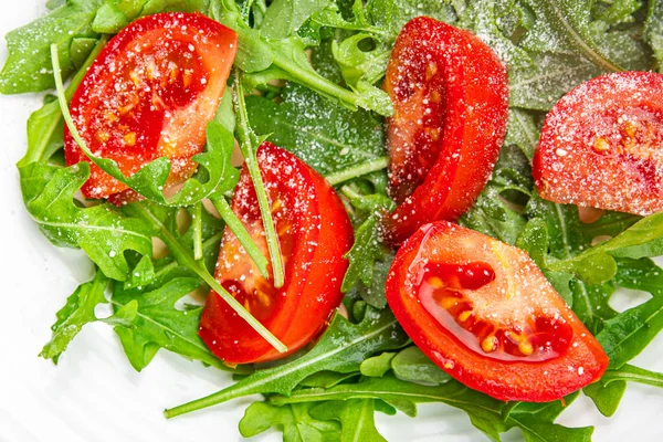 Prato Salada Tomate Rúcula Queijo Ralado Azeite Refeição Saudável Comida — Fotografia de Stock