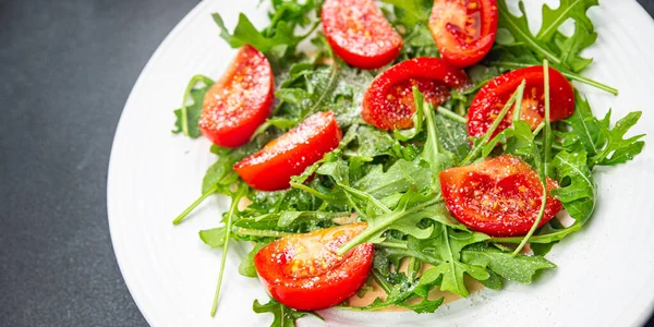 Prato Salada Tomate Rúcula Queijo Ralado Azeite Refeição Saudável Comida — Fotografia de Stock