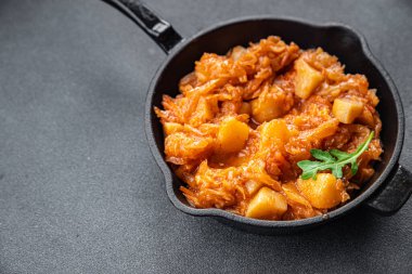 Sebzeli haşlanmış lahana sağlıklı yemek abur cuburu masada fotokopi uzay yemeği arka plan kırsal üst görüş keto veya paleo diyet vejetaryen veya vejetaryen yemeği et yok.