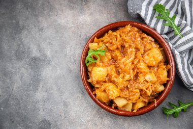 Sebzeli haşlanmış lahana sağlıklı yemek abur cuburu masada fotokopi uzay yemeği arka plan kırsal üst görüş keto veya paleo diyet vejetaryen veya vejetaryen yemeği et yok.