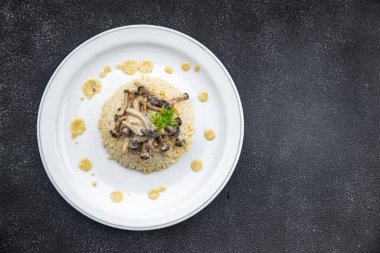 pilav ve mantarlı risotto sağlıklı yemek aperatifi masada fotokopi uzay yiyecek arka plan kırsal üst görüş keto veya paleo diyet vejetaryen vejetaryen veya vejetaryen yemeği et yok