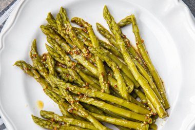 kuşkonmaz yeşil fasülyeli atıştırmalık yiyecekler masanın üzerinde fotokopi alanı arka plan kırsal üst görünüm 