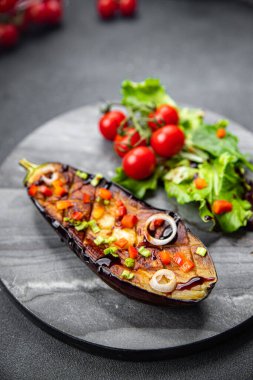 Patlıcan salatası yeşil yapraklar sebze yemeği aperatifi masanın üzerinde fotokopi uzayı arka plan sebze ya da vejetaryen yemeği.