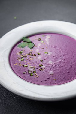 Kırmızı lahana kremalı çorba. Mor tabak yemeği. Masada atıştırmalık. 