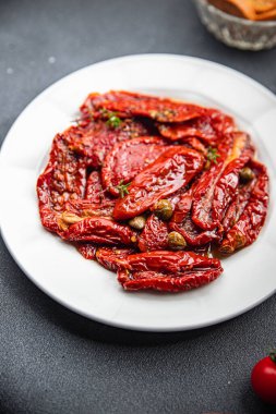 Domates güneşi kurutulmuş sebze yemeği atıştırmalığı masanın üzerinde fotokopi alanı arka plan kırsal manzarası