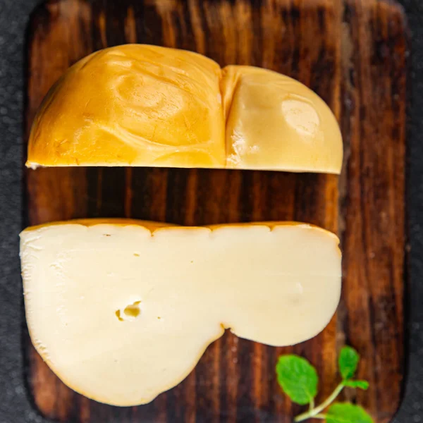 テーブルの上のチーズ スカモザ フード スナックコピー スペースフード背景素朴なトップ ビュー — ストック写真