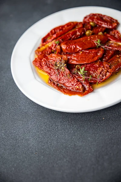 トマトサンドライ野菜料理スナックテーブルの上コピースペースフード背景素朴なトップビュー — ストック写真