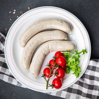 Beyaz sosis çiğ weisswurst sosis baharat yemek aperatifleri masa üzerinde fotokopi uzay gıda arka plan kırsal üst görünüm