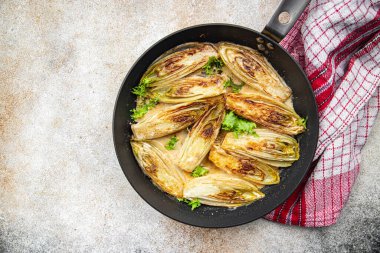 Hindiba yemeği yahnisi, sebze yemeği aperatifi, fotokopi masası arka plan, kırsal vejetaryen ya da vejetaryen yemekleri.